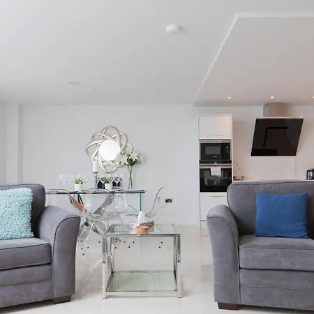 Apartment Luxurious - Sleeps 6 *