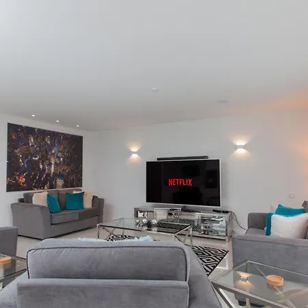 Apartment Luxurious - Sleeps 6 *