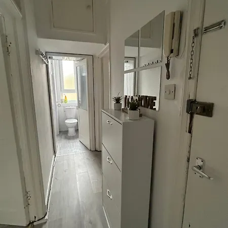 Bright Bedroom With King Side Bed And Share Bathroom アパート