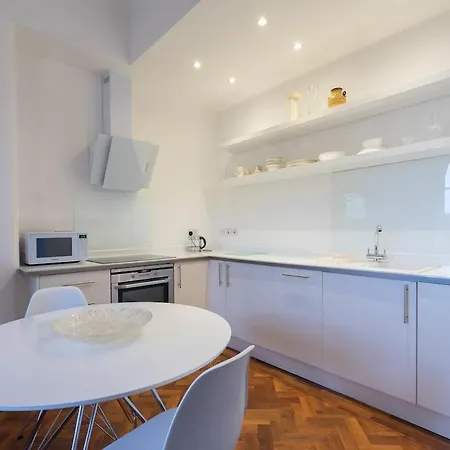 Immaculate One Bedroom Flat In The Centre *