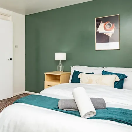 5-bed House With Free Parking, Centre, Family Friendly, Front & Back Garden, Sleeps 10 Apartment *