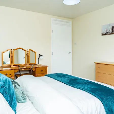 5-bed House With Free Parking, Centre, Family Friendly, Front & Back Garden, Sleeps 10