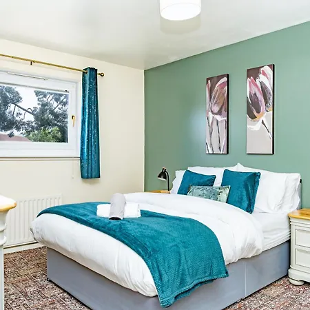 Apartment 5-bed House With Free Parking, Centre, Family Friendly, Front & Back Garden, Sleeps 10 *