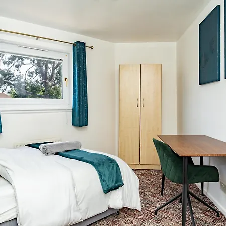 Apartment 5-bed House With Free Parking, Centre, Family Friendly, Front & Back Garden, Sleeps 10 *