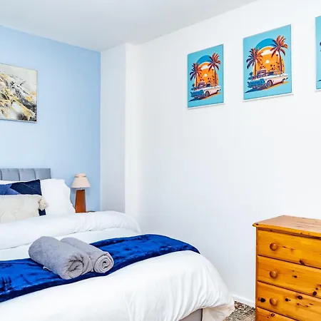 Apartment 5-bed House With Free Parking, Centre, Family Friendly, Front & Back Garden, Sleeps 10 *