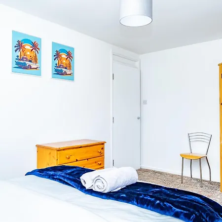 5-bed House With Free Parking, Centre, Family Friendly, Front & Back Garden, Sleeps 10