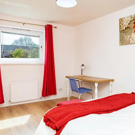 Apartment 5-bed House With Free Parking, Centre, Family Friendly, Front & Back Garden, Sleeps 10