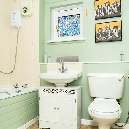 5-bed House With Free Parking, Centre, Family Friendly, Front & Back Garden, Sleeps 10 Apartment *