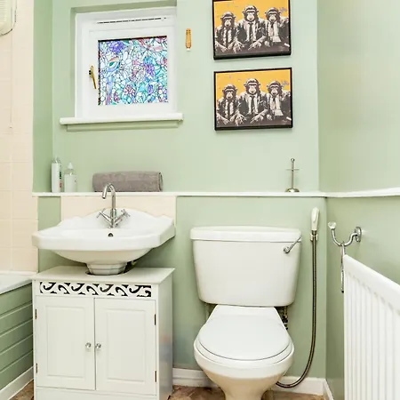 5-bed House With Free Parking, Centre, Family Friendly, Front & Back Garden, Sleeps 10 Edinburgh