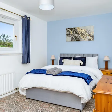 Apartment 5-bed House With Free Parking, Centre, Family Friendly, Front & Back Garden, Sleeps 10