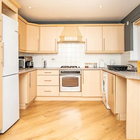 Apartment 5-bed House With Free Parking, Centre, Family Friendly, Front & Back Garden, Sleeps 10 *