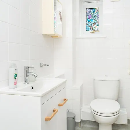5-bed House With Free Parking, Centre, Family Friendly, Front & Back Garden, Sleeps 10