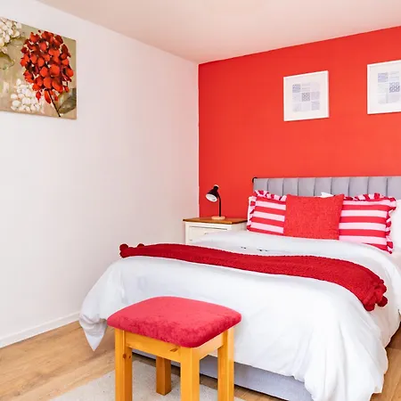 Apartment 5-bed House With Free Parking, Centre, Family Friendly, Front & Back Garden, Sleeps 10 *