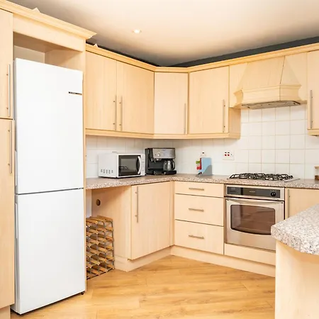 5-bed House With Free Parking, Centre, Family Friendly, Front & Back Garden, Sleeps 10 *