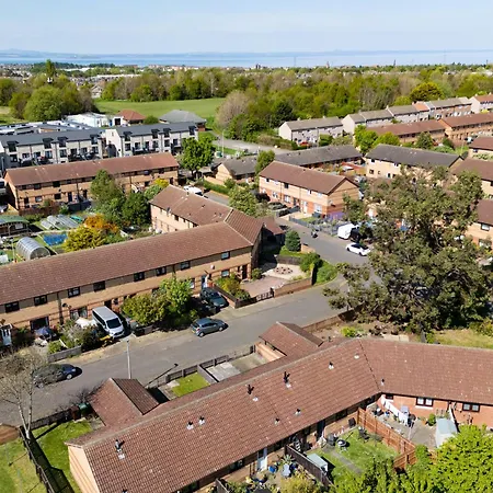 Apartment 5-bed House With Free Parking, Centre, Family Friendly, Front & Back Garden, Sleeps 10 *