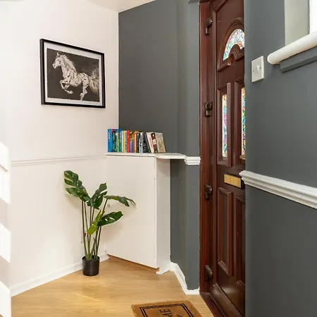 5-bed House With Free Parking, Centre, Family Friendly, Front & Back Garden, Sleeps 10 Apartment *