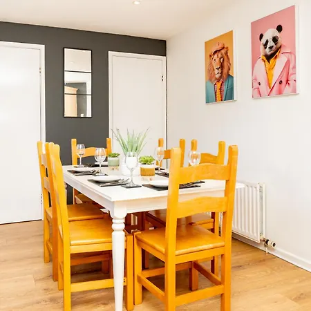 5-bed House With Free Parking, Centre, Family Friendly, Front & Back Garden, Sleeps 10 * Edinburgh