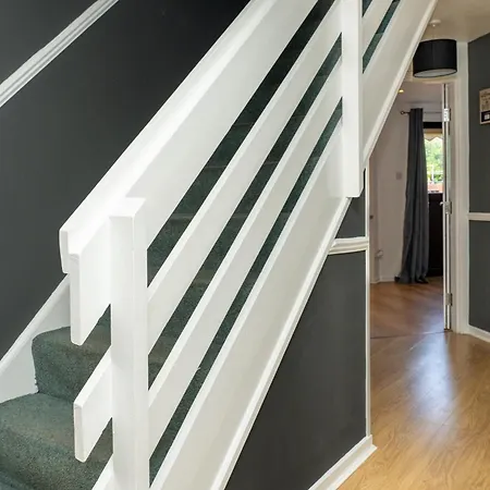 5-bed House With Free Parking, Centre, Family Friendly, Front & Back Garden, Sleeps 10