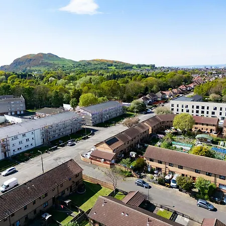 5-bed House With Free Parking, Centre, Family Friendly, Front & Back Garden, Sleeps 10 * Edinburgh