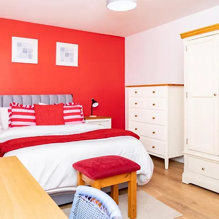 5-bed House With Free Parking, Centre, Family Friendly, Front & Back Garden, Sleeps 10