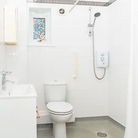 5-bed House With Free Parking, Centre, Family Friendly, Front & Back Garden, Sleeps 10 Apartment