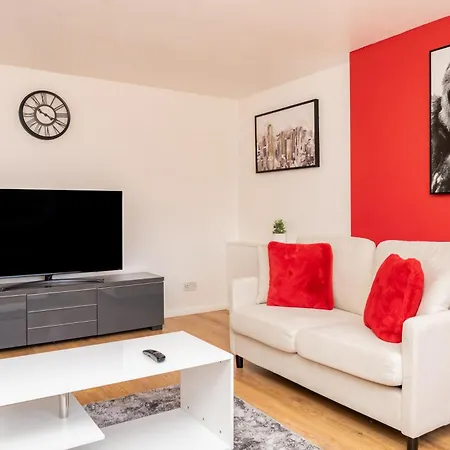 5-bed House With Free Parking, Centre, Family Friendly, Front & Back Garden, Sleeps 10