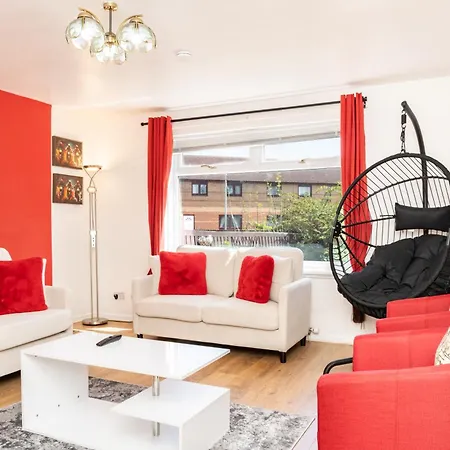 Apartment 5-bed House With Free Parking, Centre, Family Friendly, Front & Back Garden, Sleeps 10 *
