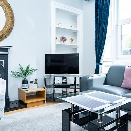 3br Next To Stadium Near Airport Sleeps 7 * 爱丁堡