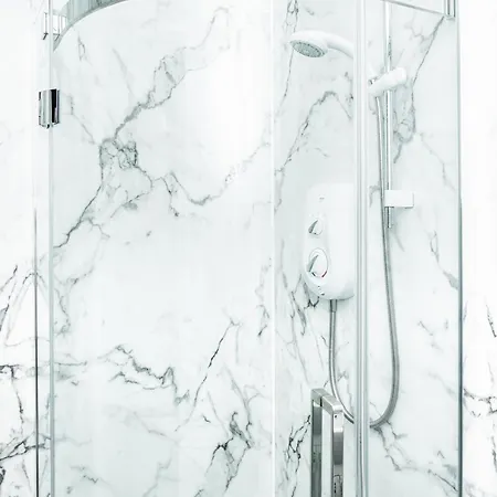 3br Next To Stadium Near Airport Sleeps 7 *