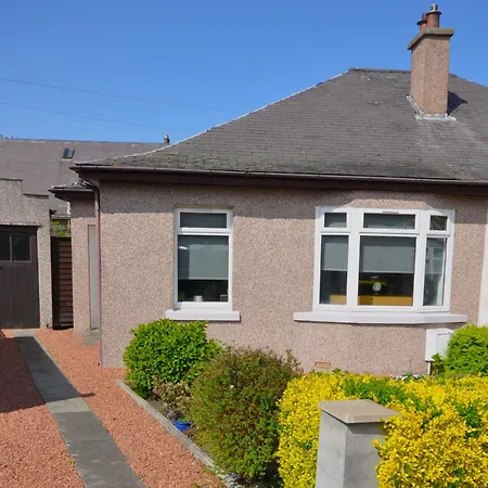 Cosy 2 Bed With Garden And Free Parking Holiday home *