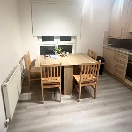 Apartment Spacious Centre Flat Free Parking& Superfast Wifi *