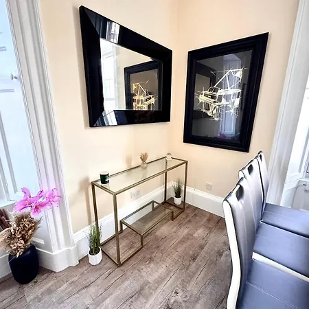 Georgian Luxury - Superfast Wifi - Parking Available Apartment