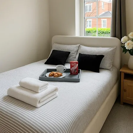 Comfy 2br Flat - Free Parking - Near Centre Apartament