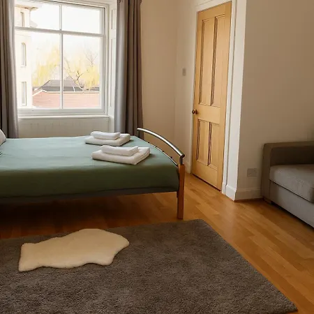 Apartment Quiet & Cozy Flat - 1br & Kitchen - Close To Everything Edinburgh