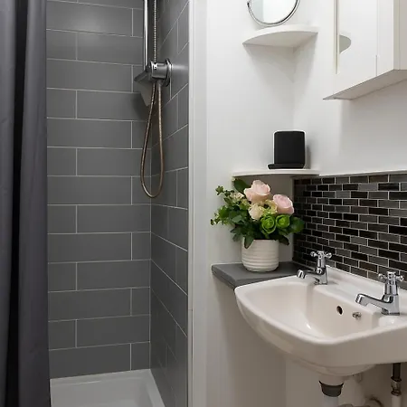 Quiet & Cozy Flat - 1br & Kitchen - Close To Everything Lägenhet
