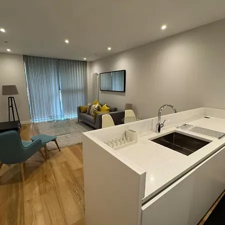 Stylish 2br In Quartermile Meadows Park Views 公寓