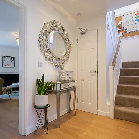 Centre House - 5 Bedrooms - Sleeps 9 - Parking *