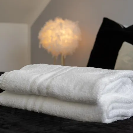 Centre House - 5 Bedrooms - Sleeps 9 - Parking