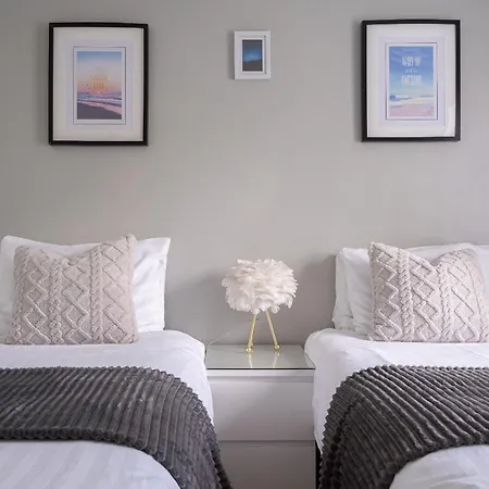 Centre House - 5 Bedrooms - Sleeps 9 - Parking *