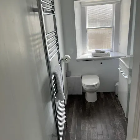 Truly Central, Princes St, Close To Castle *