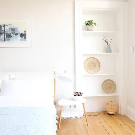Skylight - Elegant Centre Apartment
