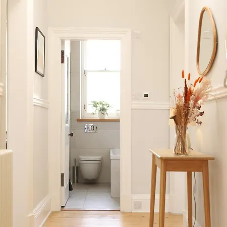 Skylight - Elegant Centre Apartment Edinburgh
