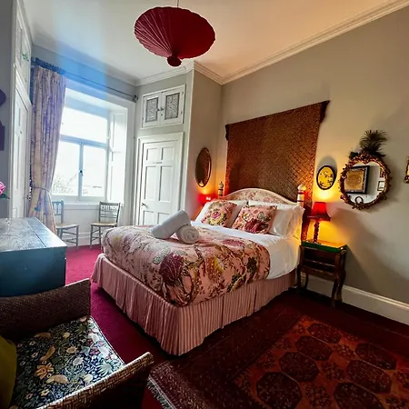 With Parking, Original Art And Antiques Apartment