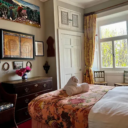 With Parking, Original Art And Antiques Apartment Edinburgh