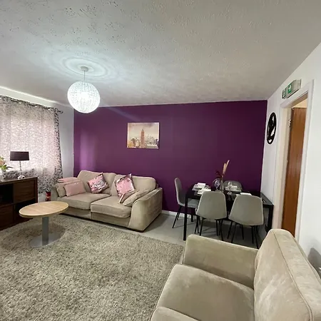 Chic 2 Bed With Free Parking- Recently Redecorated, 10 Minutes To Centre Apartmán