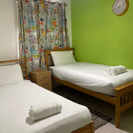 Apartmán Chic 2 Bed With Free Parking- Recently Redecorated, 10 Minutes To Centre