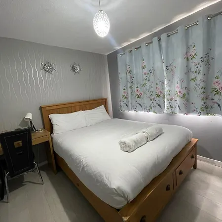 Apartmán Chic 2 Bed With Free Parking- Recently Redecorated, 10 Minutes To Centre *