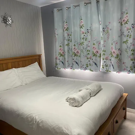 Chic 2 Bed With Free Parking- Recently Redecorated, 10 Minutes To Centre Edimburgo