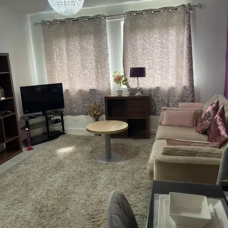 Chic 2 Bed With Free Parking- Recently Redecorated, 10 Minutes To Centre Apartmán *