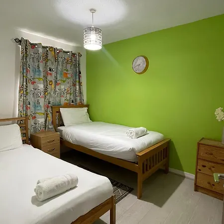 Apartmán Chic 2 Bed With Free Parking- Recently Redecorated, 10 Minutes To Centre *